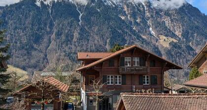 Studio with balcony, Niesen view & parking near Interlaken, Thunersee & Blausee