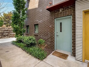 Exterior detail - Cozy 2-bedroom fully furnished condo in welcoming Nashville available ASAP. (Nashville)