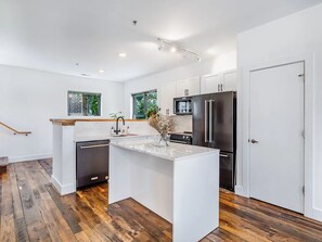 Private kitchen - Cozy 2-bedroom fully furnished condo in welcoming Nashville available ASAP. (Nashville)