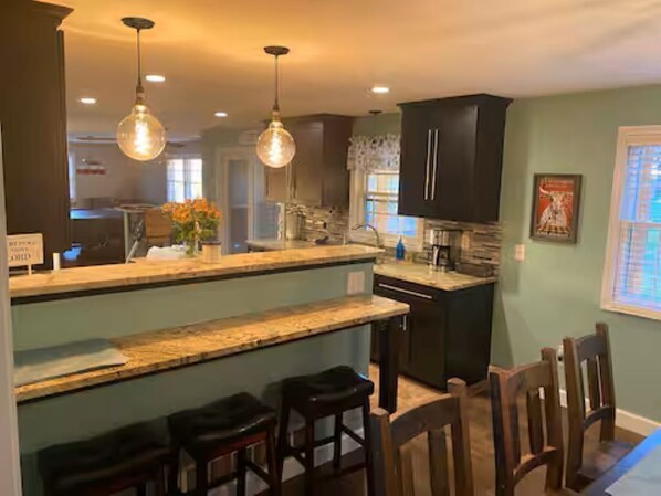 Dining - CF Ranch & Cattle Co. Guest House (Burbank)