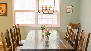 Dining - CF Ranch & Cattle Co. Guest House (Burbank)