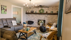 Living area - CF Ranch & Cattle Co. Guest House (Burbank)