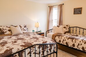 4 habitaciones, tabla de planchar con plancha, wifi y ropa de cama 