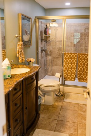 Shower, hair dryer, towels, soap - CF Ranch & Cattle Co. Guest House (Burbank)