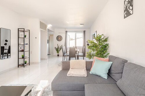 2 Minutes From Local Shops & Sea Wall! | Gorgeous Vacation Home in Terneuzen!