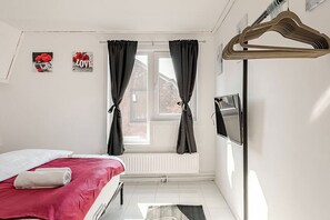 3 bedrooms, iron/ironing board, WiFi, bed sheets - 2 Minutes From Local Shops & Sea Wall! | Gorgeous Vacation Home in Terneuzen! (Terneuzen)