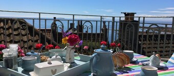 21 Shoregate - stylish cottage with sea views and secluded garden, pet-friendly