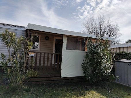 Exterior detail. Rent mobile home 2 bedrooms vendeenne side