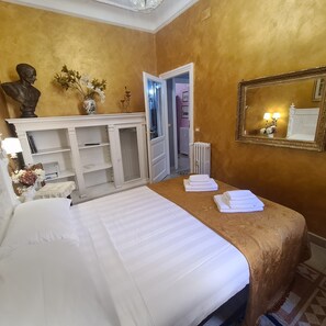2 bedrooms, iron/ironing board, travel crib, free WiFi - VACATIONS IN THE HEART OF ROME COLOSSEUM (Roma)