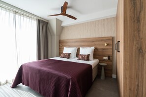 3 chambres, fer et planche à repasser