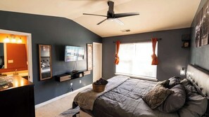 Tabla de planchar con plancha, wifi y ropa de cama 