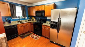 Køleskab, mikrobølgeovn, ovn, kogeplade