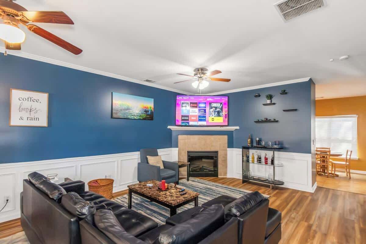 Televisio, takka, kirjoja