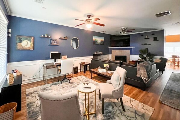 Télévision, cheminée, livres