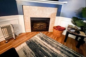 Interior - 4 - Bed home, w/ Cali King Bed - 12 mins. to DTWN (Atlanta)