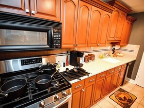 Een koelkast, een magnetron, een oven, een kookplaat