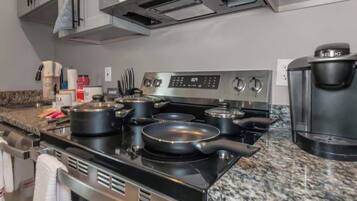 Køleskab, mikrobølgeovn, ovn, kogeplade