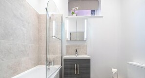 Shower, hair dryer - Modern 3-Bed Apartment Near Southsea Beach (Portsmouth)