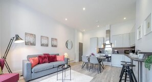 TV - Modern 3-Bed Apartment Near Southsea Beach (Portsmouth)