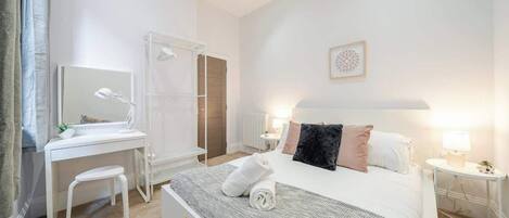 3 chambres, fer et planche Ă repasser, Wi-Fi, literie fournie