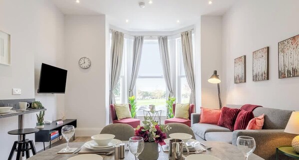 TV - Modern 3-Bed Apartment Near Southsea Beach (Portsmouth)
