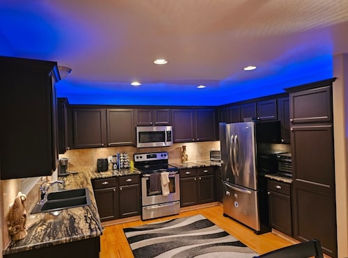 Luxurious 3BD Highlands Ranch Home with private hot tub- High-End Finishes