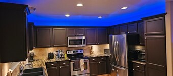 Luxurious 3BD Highlands Ranch Home with private hot tub- High-End Finishes