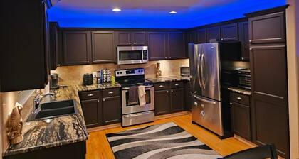 Luxurious 3BD Highlands Ranch Home with private hot tub- High-End Finishes