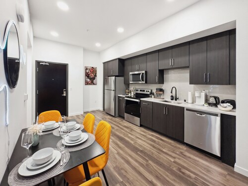 Stylish Hollywood 1BD | Walk to Attractions & Nightlife |Pool, Gym, Free Parking