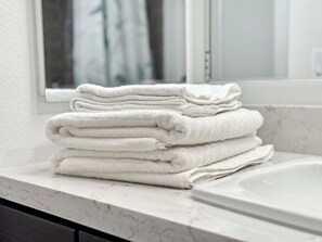 Haartrockner, Handtücher, Seife, Shampoo