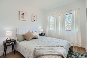 3 chambres, bureau, Wi-Fi, literie fournie