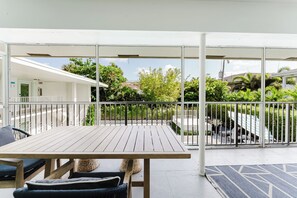 Outdoor dining - Beachside 2BR/2BA - Pool, Balcony, Parking - Steps to the beach (Boca Raton)