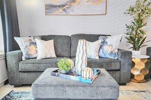 Living area - Elgin Oasis Suite A (Elgin)