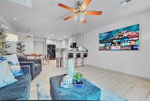 Living area - Elgin Oasis Suite A (Elgin)