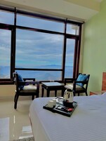 Escritorio, espacio para trabajar con laptop y wifi gratis 