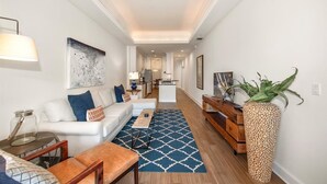 TV, offices - Modern & Chic 5th Ave Historic Naples (Naples)