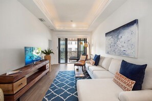 Living area - Modern & Chic 5th Ave Historic Naples (Naples)