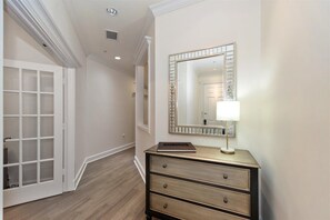 Interior - Modern & Chic 5th Ave Historic Naples (Naples)