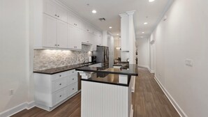 Coffee/tea maker, fridge, microwave, oven - Modern & Chic 5th Ave Historic Naples (Naples)