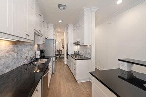 Coffee/tea maker, fridge, microwave, oven - Modern & Chic 5th Ave Historic Naples (Naples)