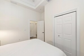 2 bedrooms, WiFi, bed sheets - Modern & Chic 5th Ave Historic Naples (Naples)