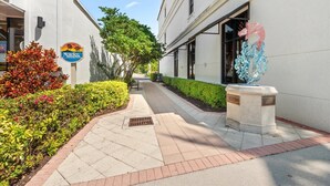 Property grounds - Modern & Chic 5th Ave Historic Naples (Naples)