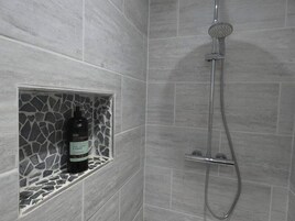 Ducha, artículos de tocador gratuitos, secador de pelo, toallas