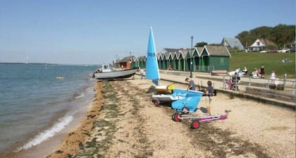 Isle 2-bed Retreat- Sleeps 4, Garden & Games Room