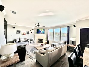 Smart TV, fireplace, stereo, offices - Best View in SATX! Exclusive Hilltop Gem|POOL|HTub (San Antonio)