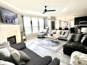 Smart TV, chimenea, estéreo, oficina