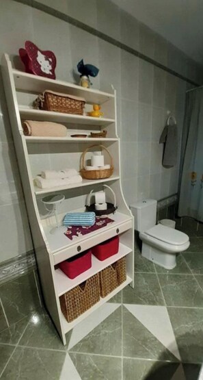 Doccia, bidet, asciugamani, sapone