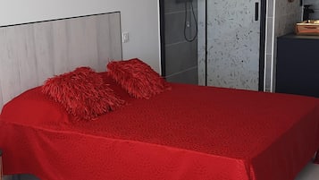 Tabla de planchar con plancha, wifi y ropa de cama