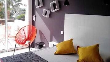 Tabla de planchar con plancha, wifi y ropa de cama