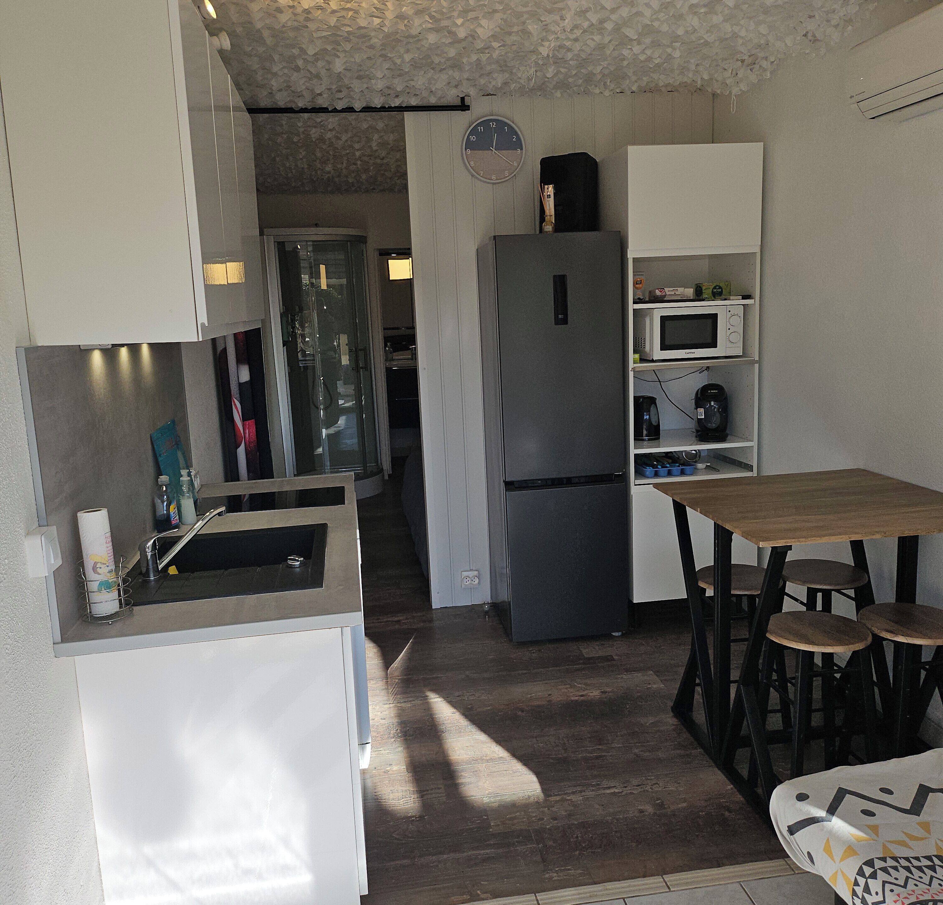 Réfrigérateur, micro-ondes, lave-vaisselle, cafetière/bouilloire